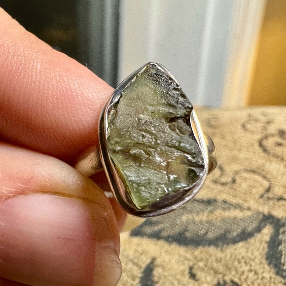 Moldavite and sterling silver ring - Picture 8 of 16